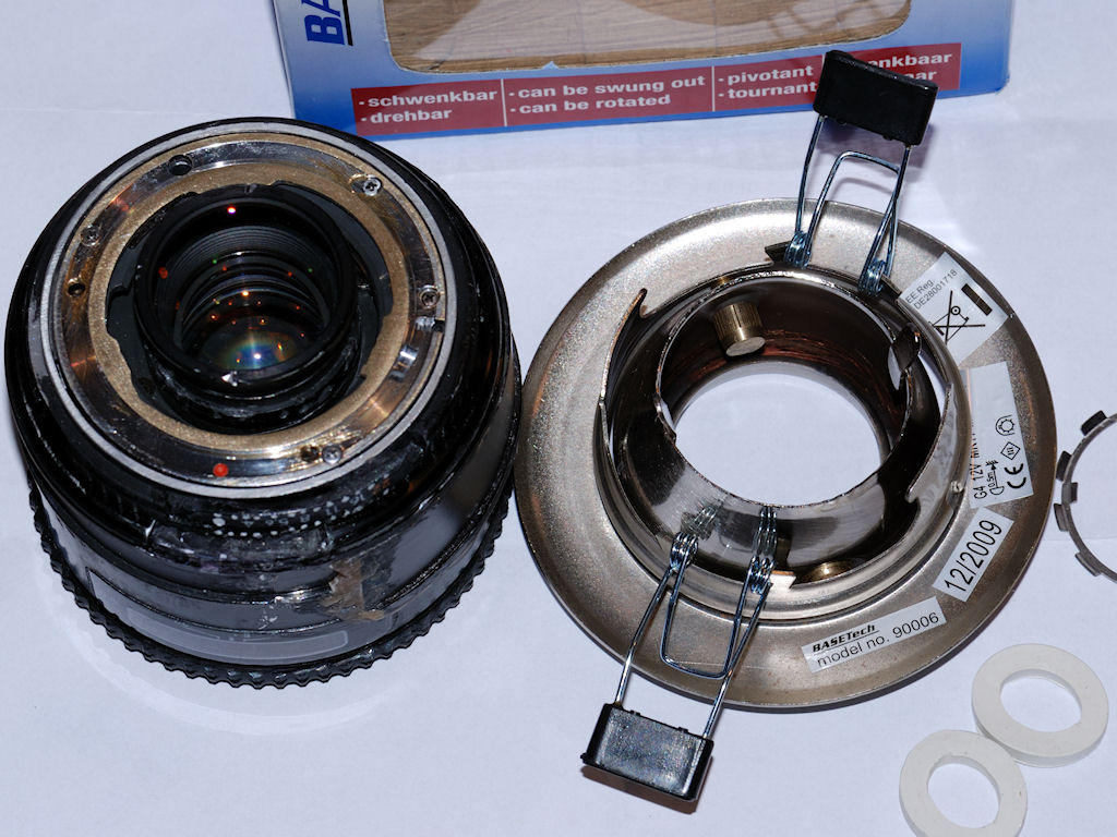 Vorbereitungen zum Selbstbau eines Lensbaby-Composer-Klons mit CPU:
Links ein altes Makroobjektiv, rechts die Rückseite der schwenk- und drehbaren Hal