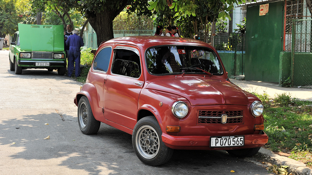 (vorn) Fiat 600 (getunt mit Grill -bei Heckmotor-, größeren und breiteren Reifen, Kotflügelverbreiterungen usw.) 
Die Anschrift am Heck ist aber Fiat 