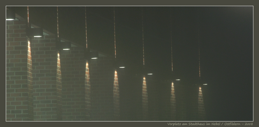 Vorplatz Stadthaus im Nebel
(Photo-Nachbearbeitung: Keine; ausschl. Ausschnitt&amp;Rahmen, GIMP)