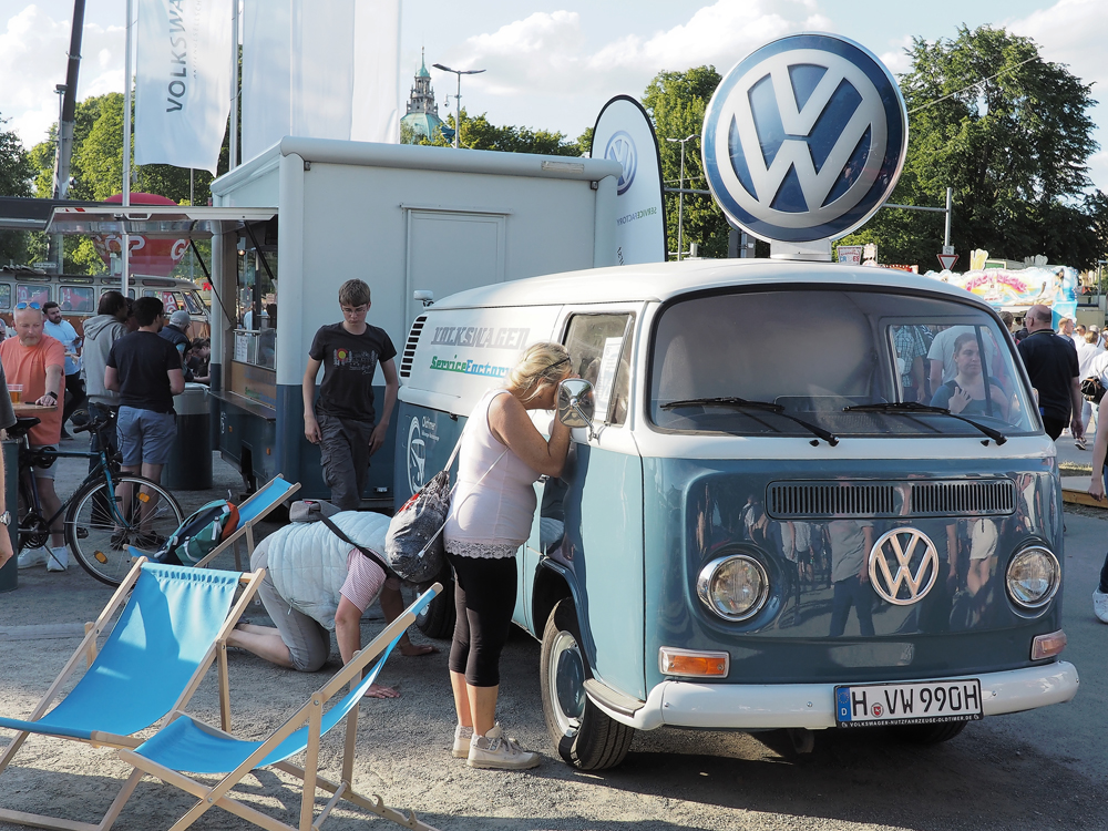 VW Bus ServiceFactory R.jpg