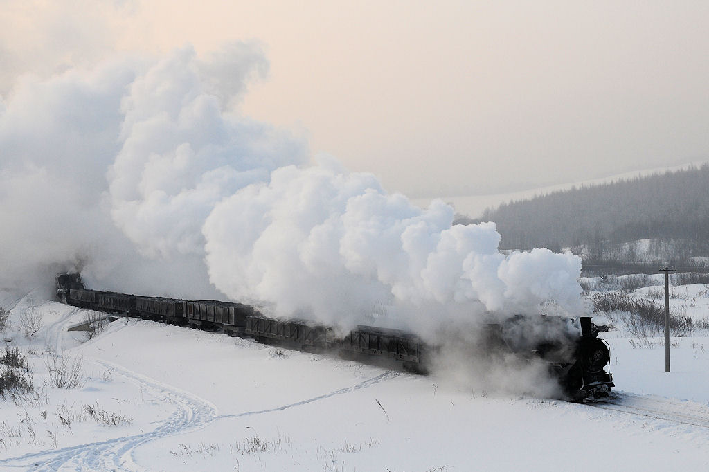 Waldbahn von Huanan.
Der Kohlezug muß bis über eine Steigung nachgeschoben werden.
Temperatur: -26 °C

(Kohlezug 7254)
