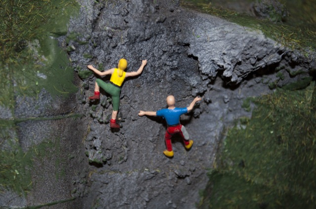 Wall Climbing - Miniatur Männchen beim Klettern