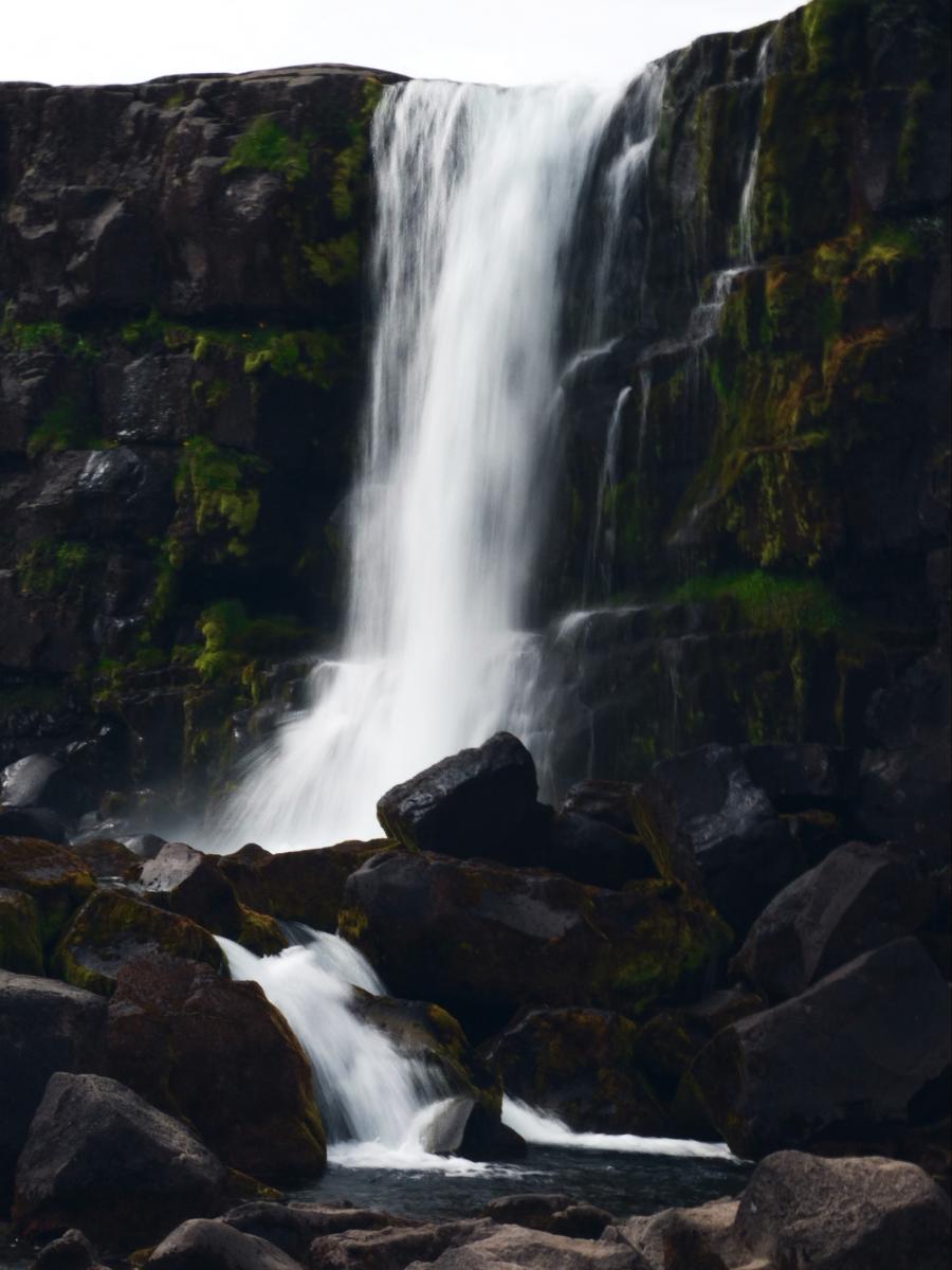 Wasserfall in schwarz-weiß