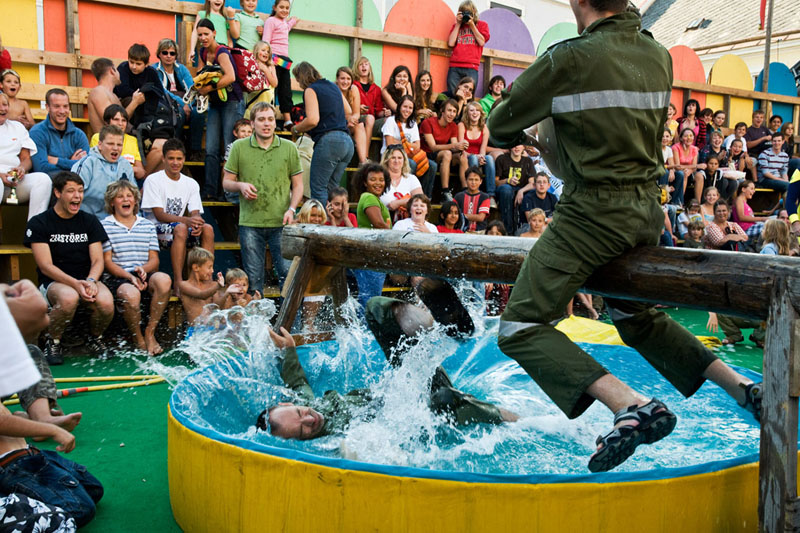 Wasserschlacht Kindersommerspiele 1
Der Feuerwehrkommandant fällt ins Wasser