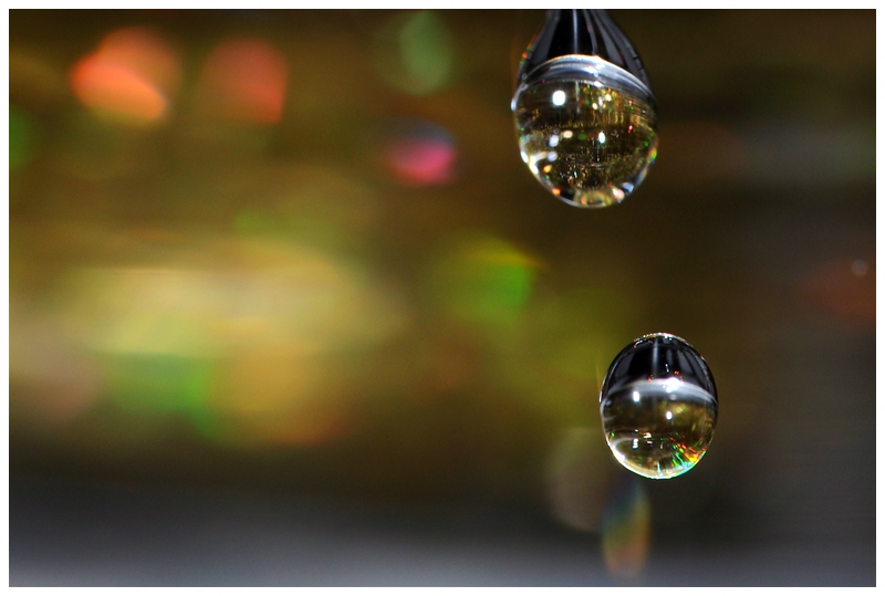 Wassertropfen auf Holofolie
gedreht, Chromeffekt durch Reflexion