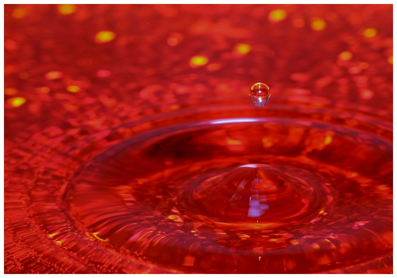 Wassertropfen auf Holofolie und rotem Krepp
