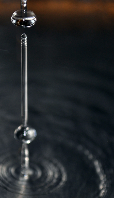 Wassertropfen im Küchenwaschbecken