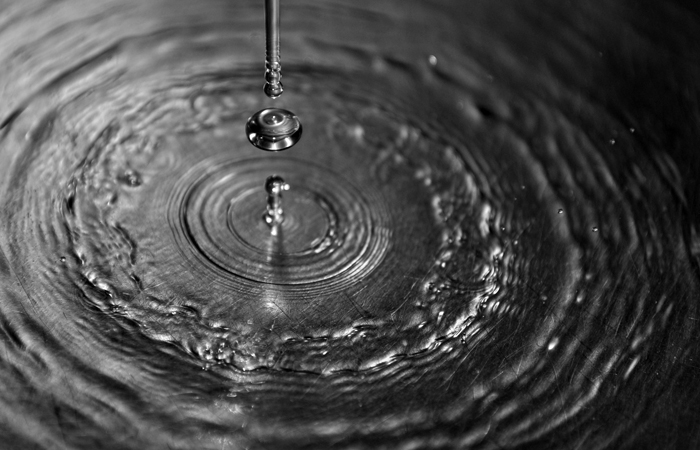Wassertropfen im Küchenwaschbecken