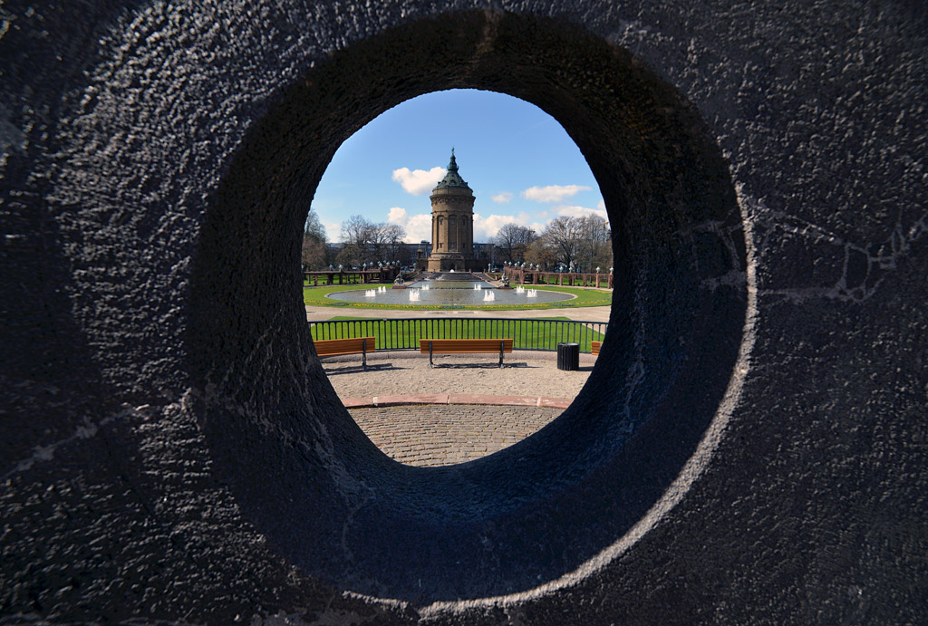 Wasserturm   Blick durch den Steinkreis