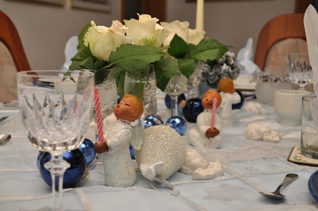 Weihnachtlich gedeckter Tisch an Heiligabend