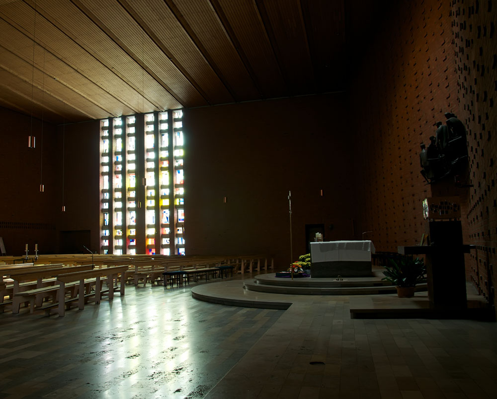 Weitwinkel-Aufnahme des Kirchenraumes.