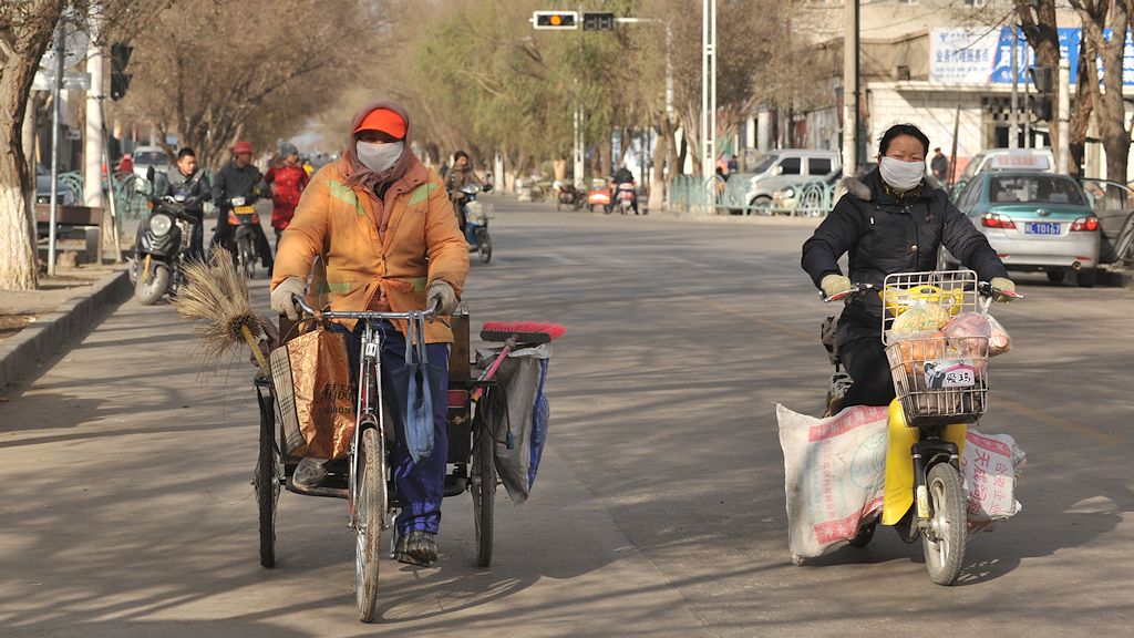 Wettrennen
Straßenkehrerin mit Muskelkraft gegen Powershopping mit EBike
0701