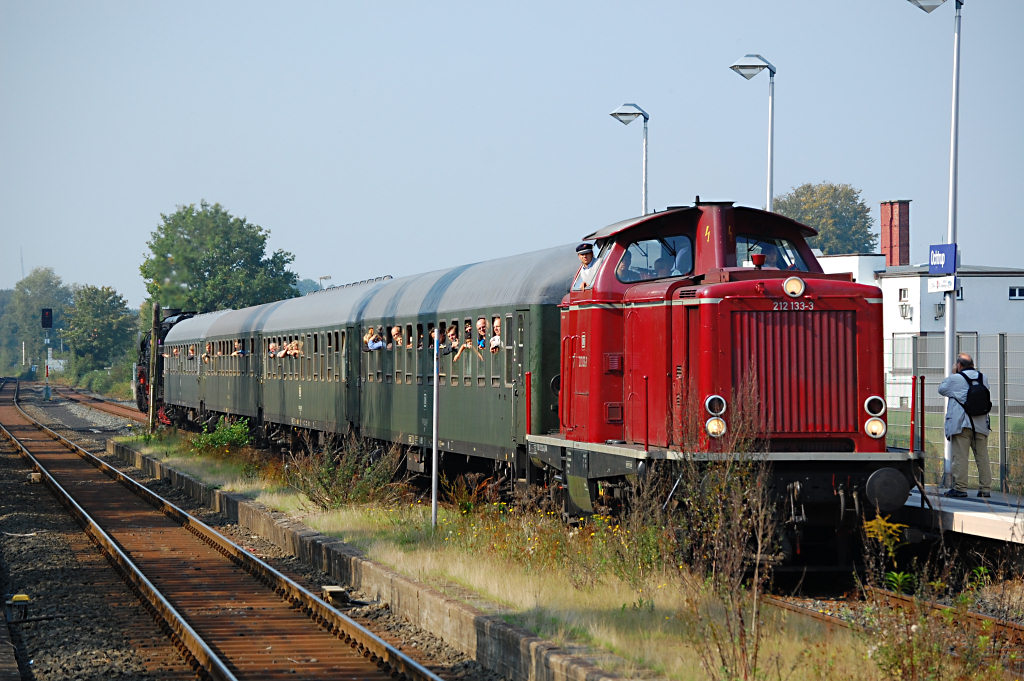 Wieder zurück in Ochtrup fährt der gleiche Zug nun aus Gronau kommend mit der V 100 voran in den Bahnhof ein.