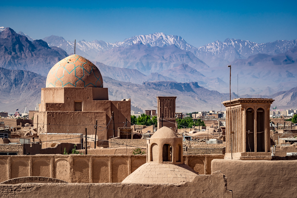 Windtürme auf den Dächern der Wüstenstadt Yazd