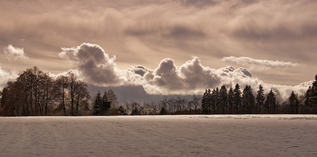 Winter 3153
Plötzlich war der Himmel dicht verhangen...duch ein Wolkenloch viel  ein Lichtstrahl und erzeugte diese Stimmung