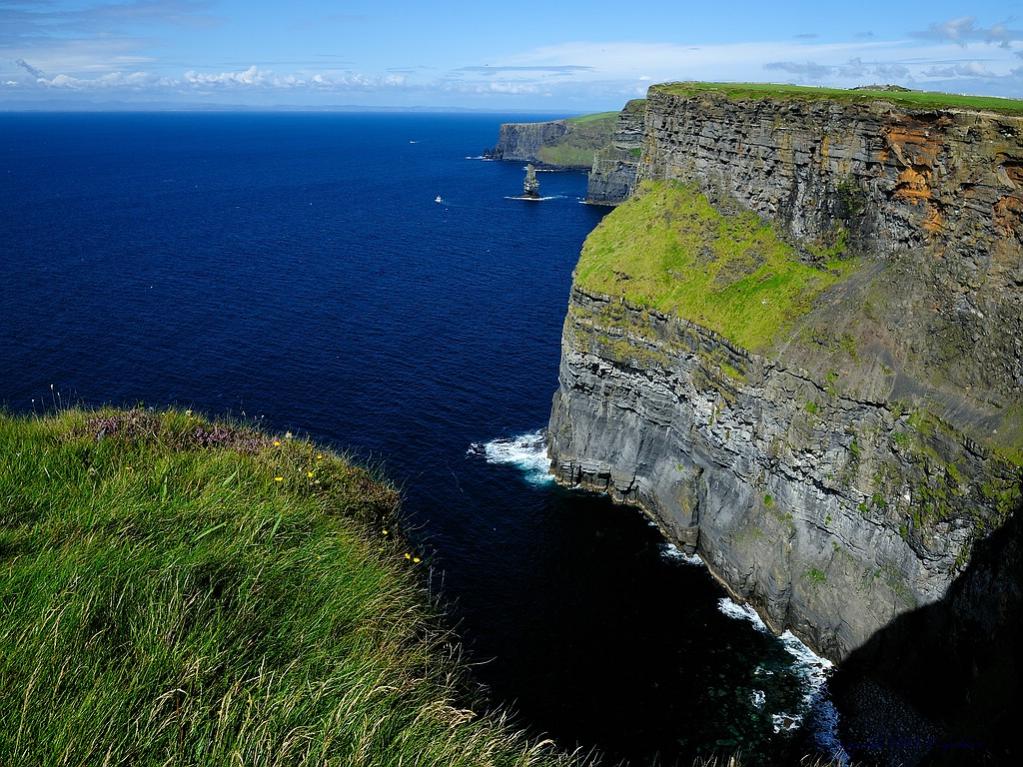X 0132 Irland 2011 walking on the cliffs