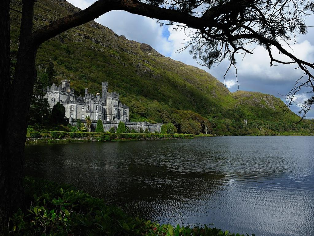 X 0161 Irland 2011 Abbey and lake