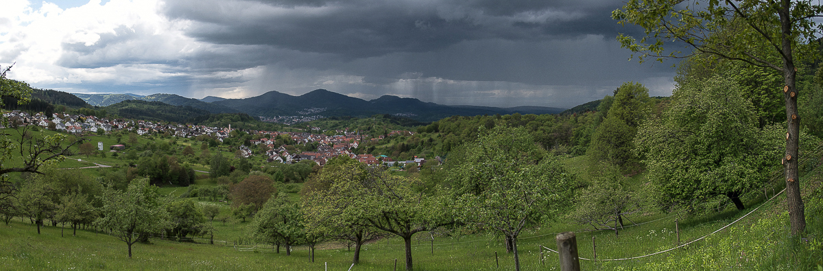 X-Da braut sich was zusammen über dem Schwarzwald.JPG