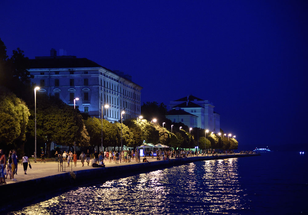 Zadar, Strandpromenade blaue Stunde