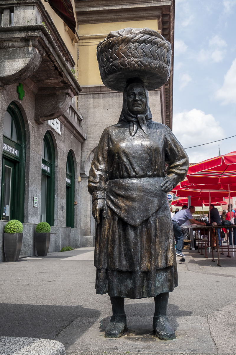 Zagreb Statue Dolac.jpg