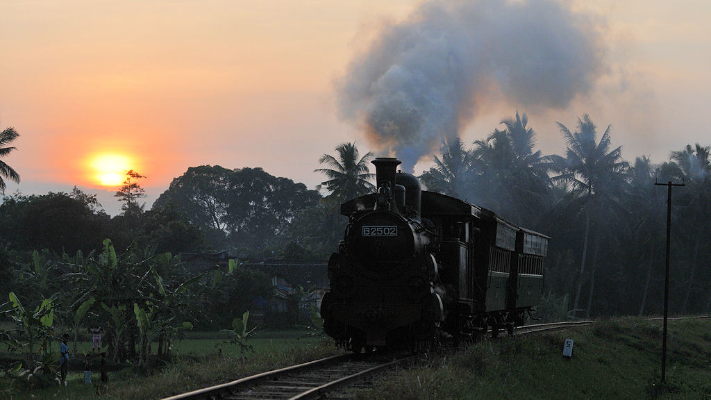 Zahnraddampflok bei Ambarawa
Sonnenaufgang auf dem Talabschnitt (ohne Zahnstange)
(2437)