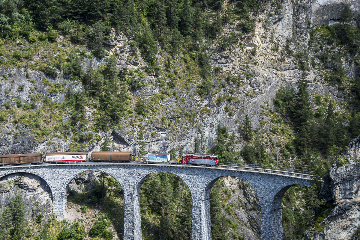 Zug auf Landwasserviadukt.jpg