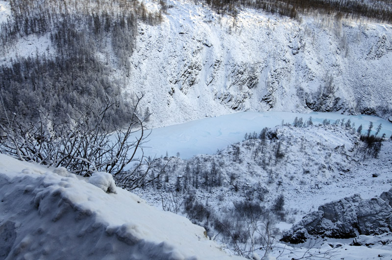 zugefrorener Fluß im winterlichen Jakutien
