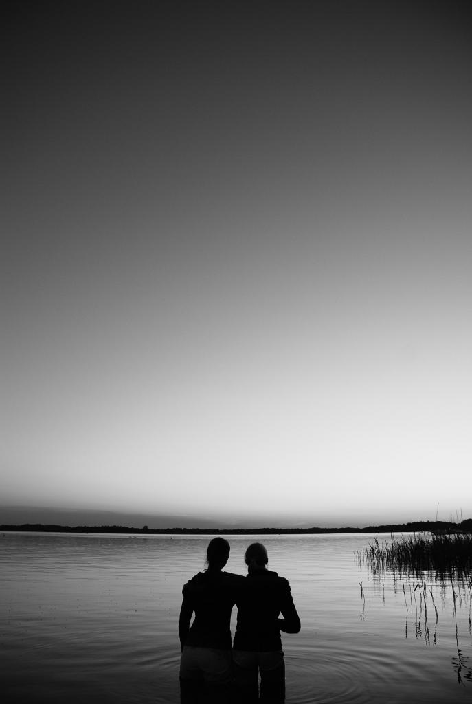 Zwei sehr gute Freundinnen von mir, mit denen ich gemeinsam im Sommerurlaub in der meckpommerschen Seenplatte war. Für mich drückt das Bild Ruhe, Gela