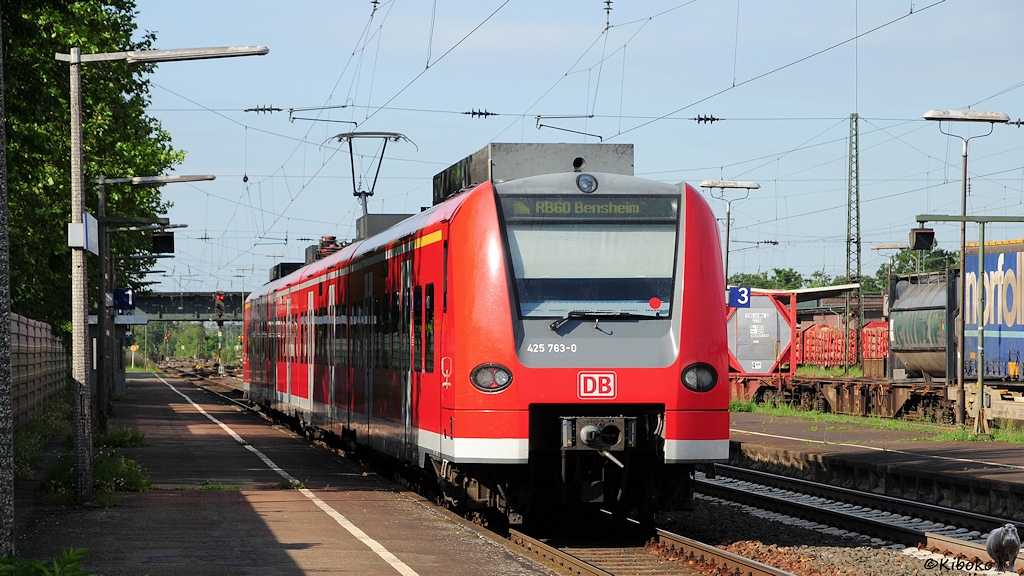 Eine rot weiße S-Bahn verlässt den Bahnhof