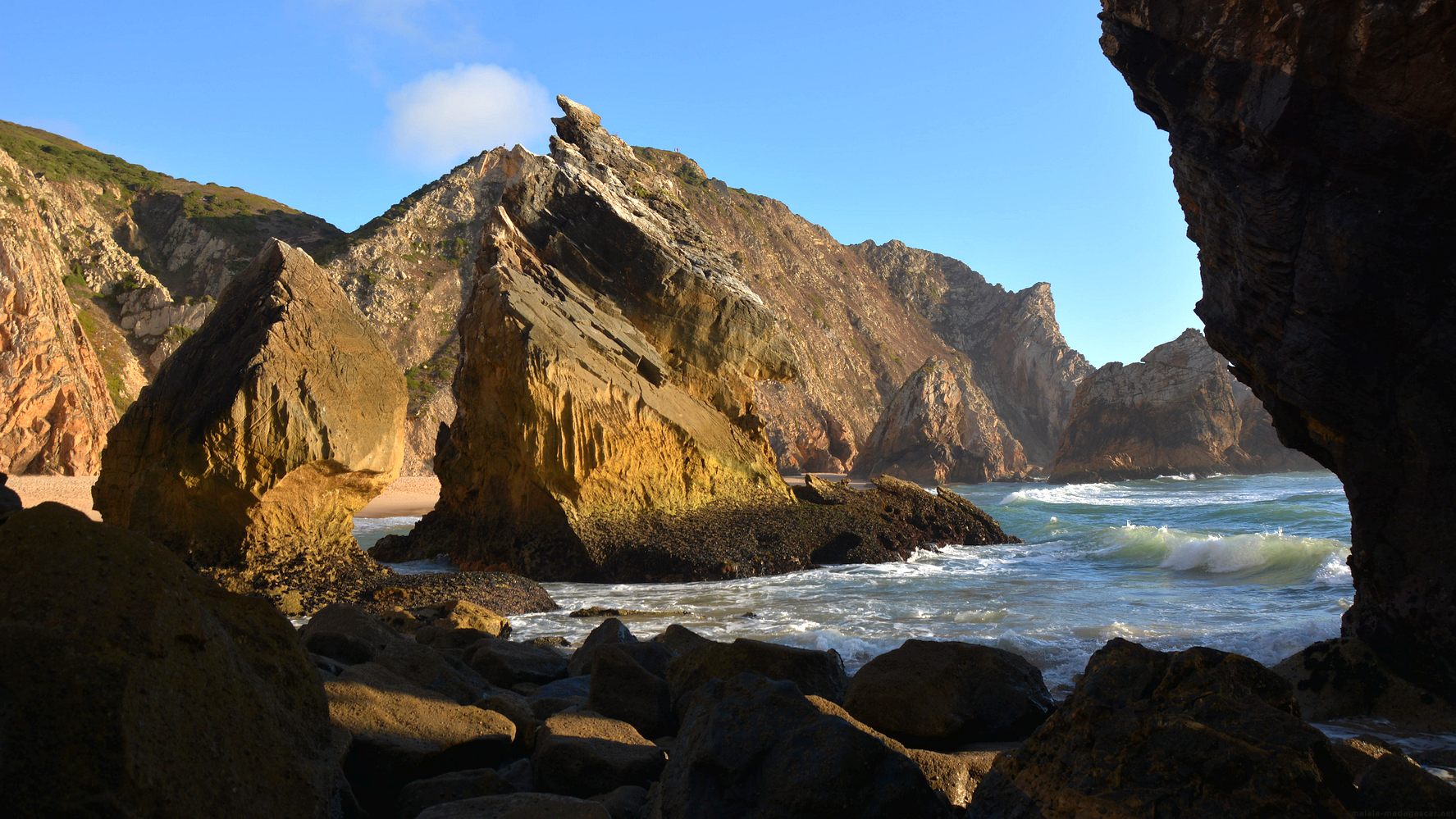 Strand_Felsen_Praia_da_Ursa_Portugal.jpg