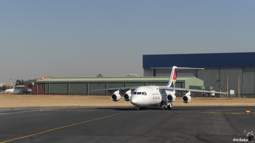 Kleines Düsenflugzeugt mit vier Triebwerken