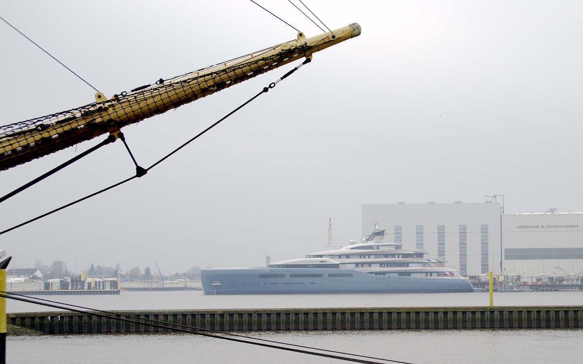 yacht.jpg
