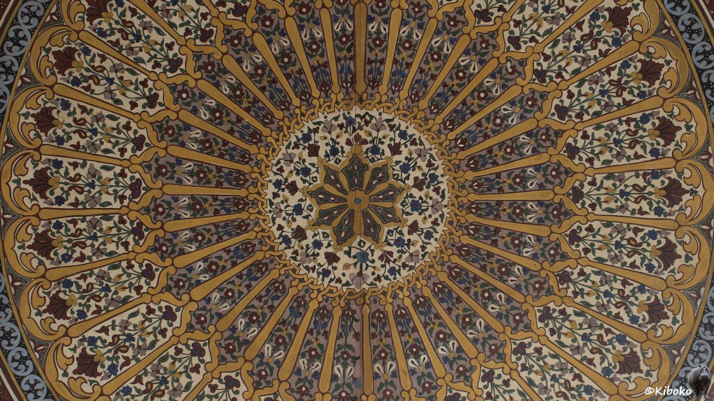 Rundes, reich verziertes Ornament an der Decke eines Palais