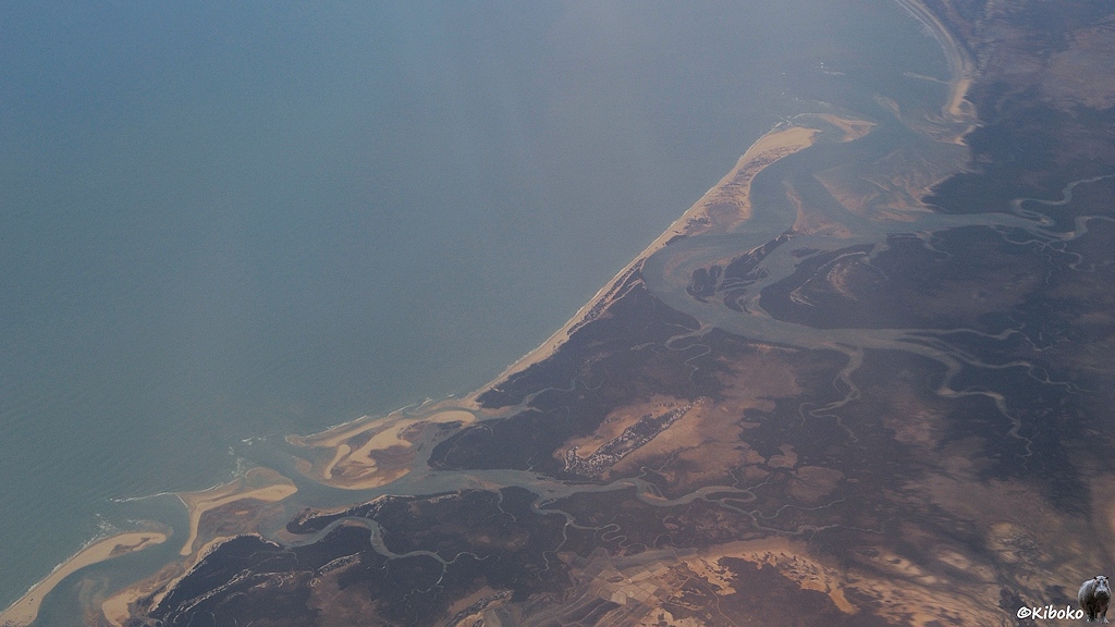 Küste mit Sandstrand, Lagunen und geschwungenen Flussläufen