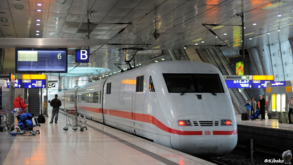 Ein weißer ICD mit rotem Streifen steht in einem überdachten Bahnhof