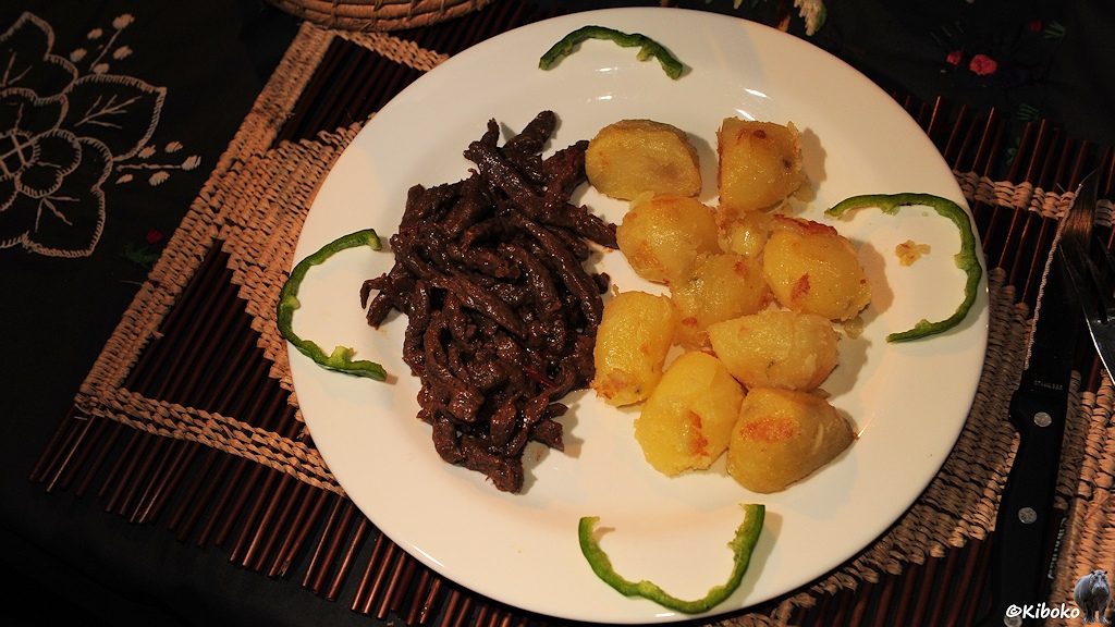 Das Bild zeigt das Hauptgericht mit Bratkartoffeln und gebratenen Cebustreifen garniert mit vier grünen Paprikastreifen.