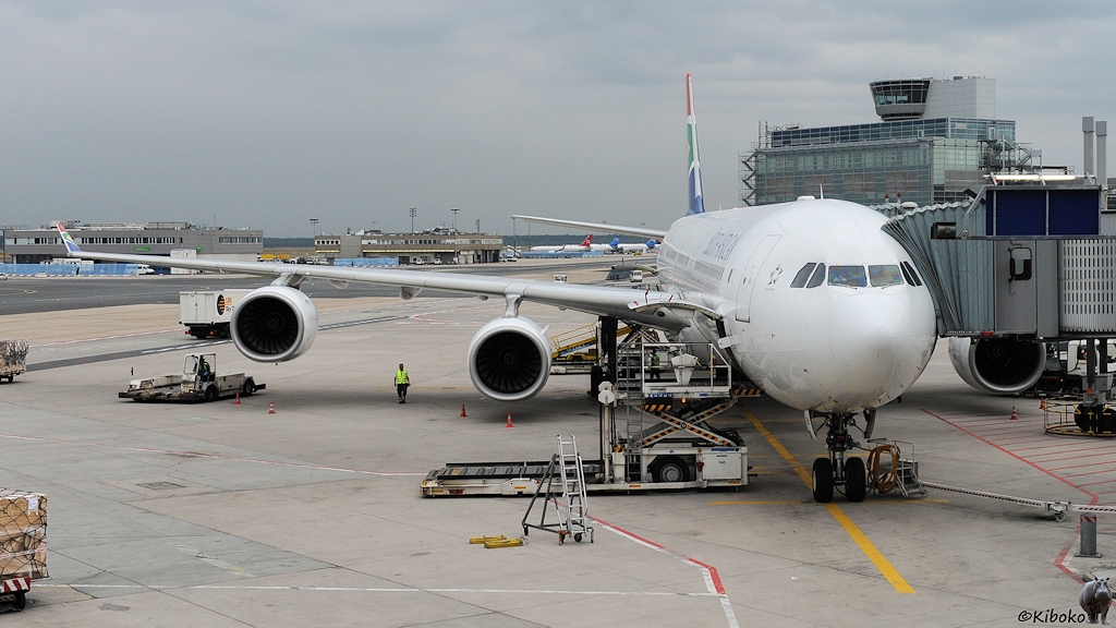 Flugzeug der South African Airlines wartet am Gate