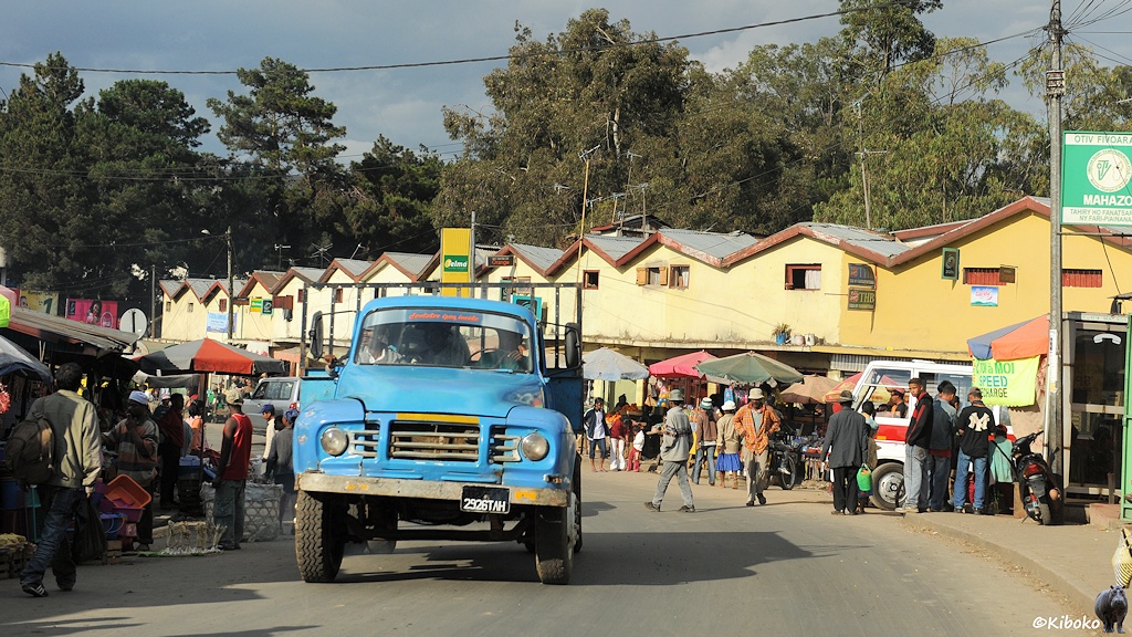 Ein hellblauer Ural LKW transportiert Steine