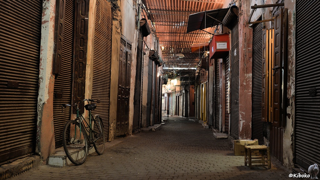 Eine leicht gebogene Gasse im Souk. Die Geschäfte sind noch zu. Die Gasse ist verweist.