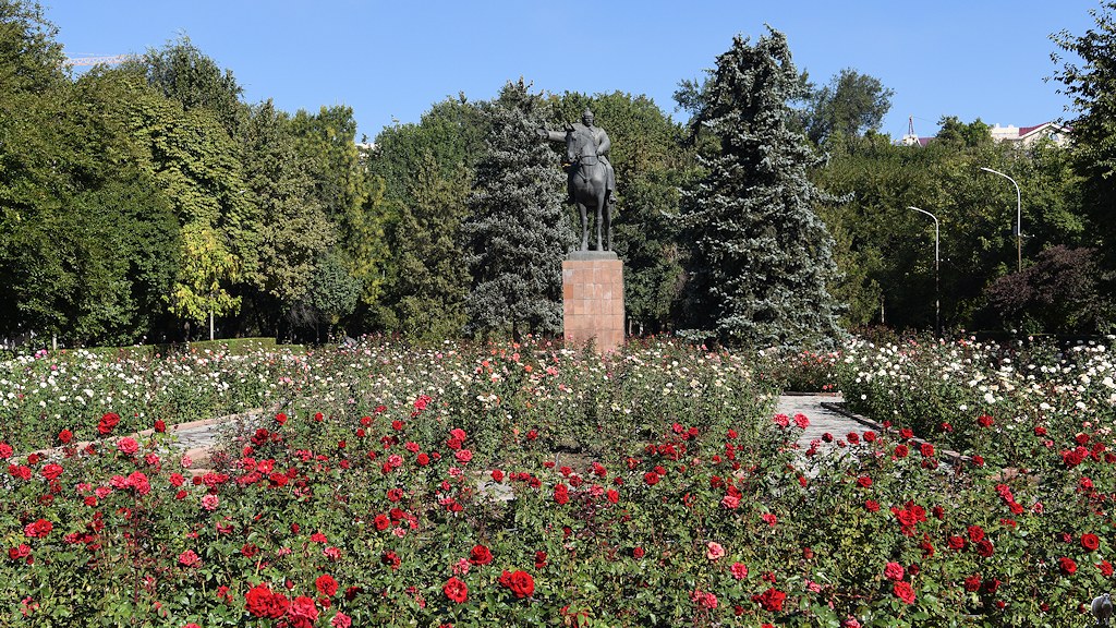 s142_Bishkek_Reiterdenkmal_0948.jpg