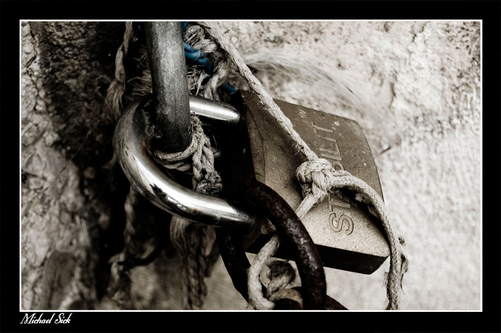 Jailed_in_Paradise_by_z00m0ut.jpg