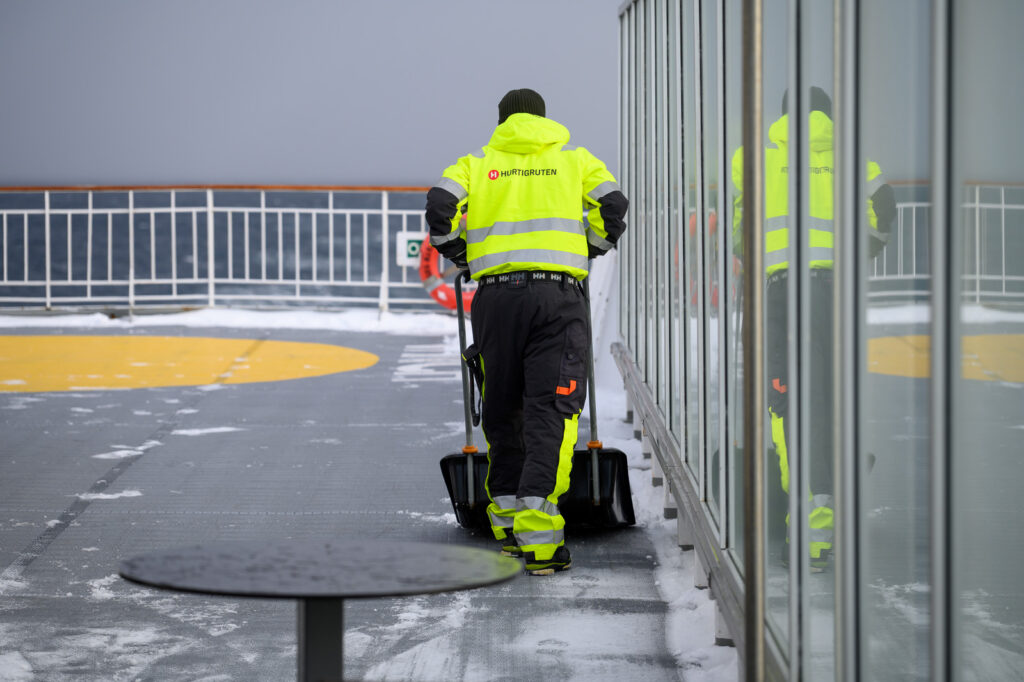 Schneeschippen an Deck Schneeschippen an Deck