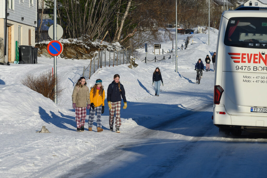 Kids auf dem Weg zur Schule Kids auf dem Weg zur Schule