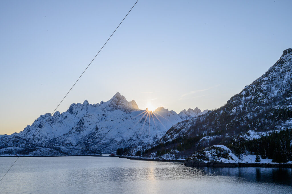 Durch diese schmale Stelle geht es zum Trollfjord Durch diese schmale Stelle geht es zum Trollfjord