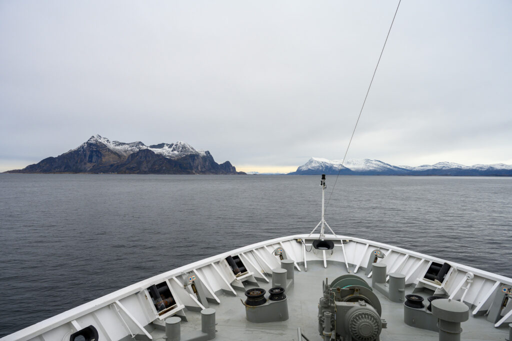 Hinter dem Polarkreis sind die Berge noch schneebedeckt Hinter dem Polarkreis sind die Berge noch schneebedeckt