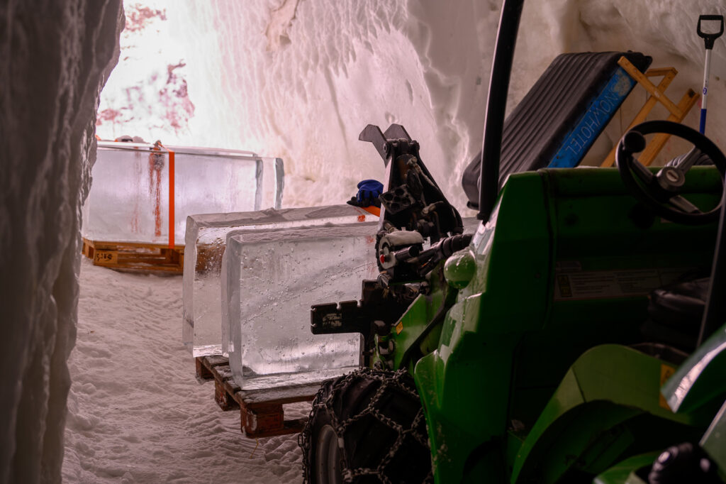 Anlieferung der Eisblöcke Anlieferung der Eisblöcke