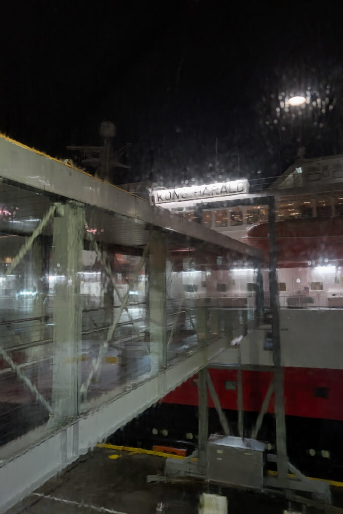 Kong Harald im Regen - Bergen halt :) Kong Harald im Regen - Bergen halt :)