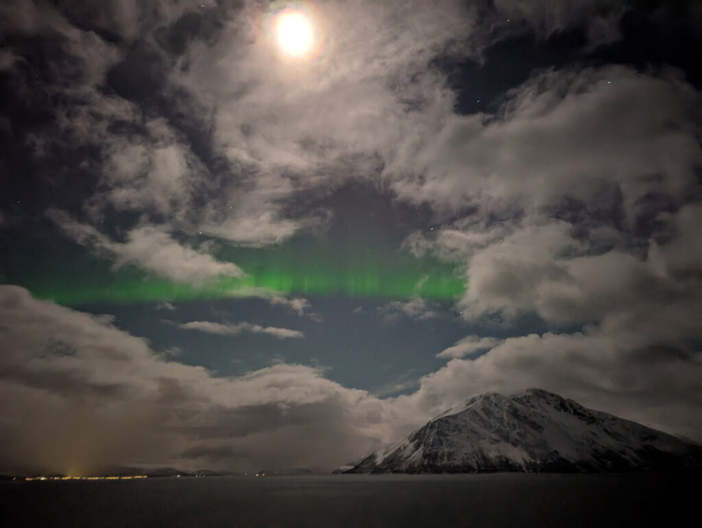 Erste Schimmer - der Mond erhellt die Berge. Cool. Erste Schimmer - der Mond erhellt die Berge. Cool.