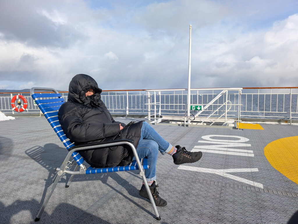 Wenn ich nicht hier bin, bin ich auf dem Sonnendeck. Bin ich, bin ich. Wenn ich nicht hier bin, bin ich auf dem Sonnendeck. Bin ich, bin ich.